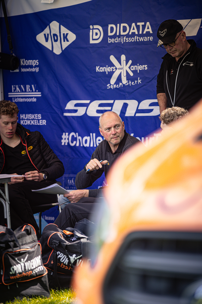 A man signing autographs for fans at the Rode van Overijssel.