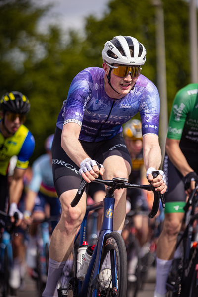 A man wearing a helmet is riding a blue bicycle in the Rode Van Overijssel event.