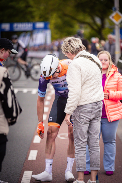 A cyclist with a finish sign next to them, including words such as "FINISHT" and "RONDE VAN OVERYssel".