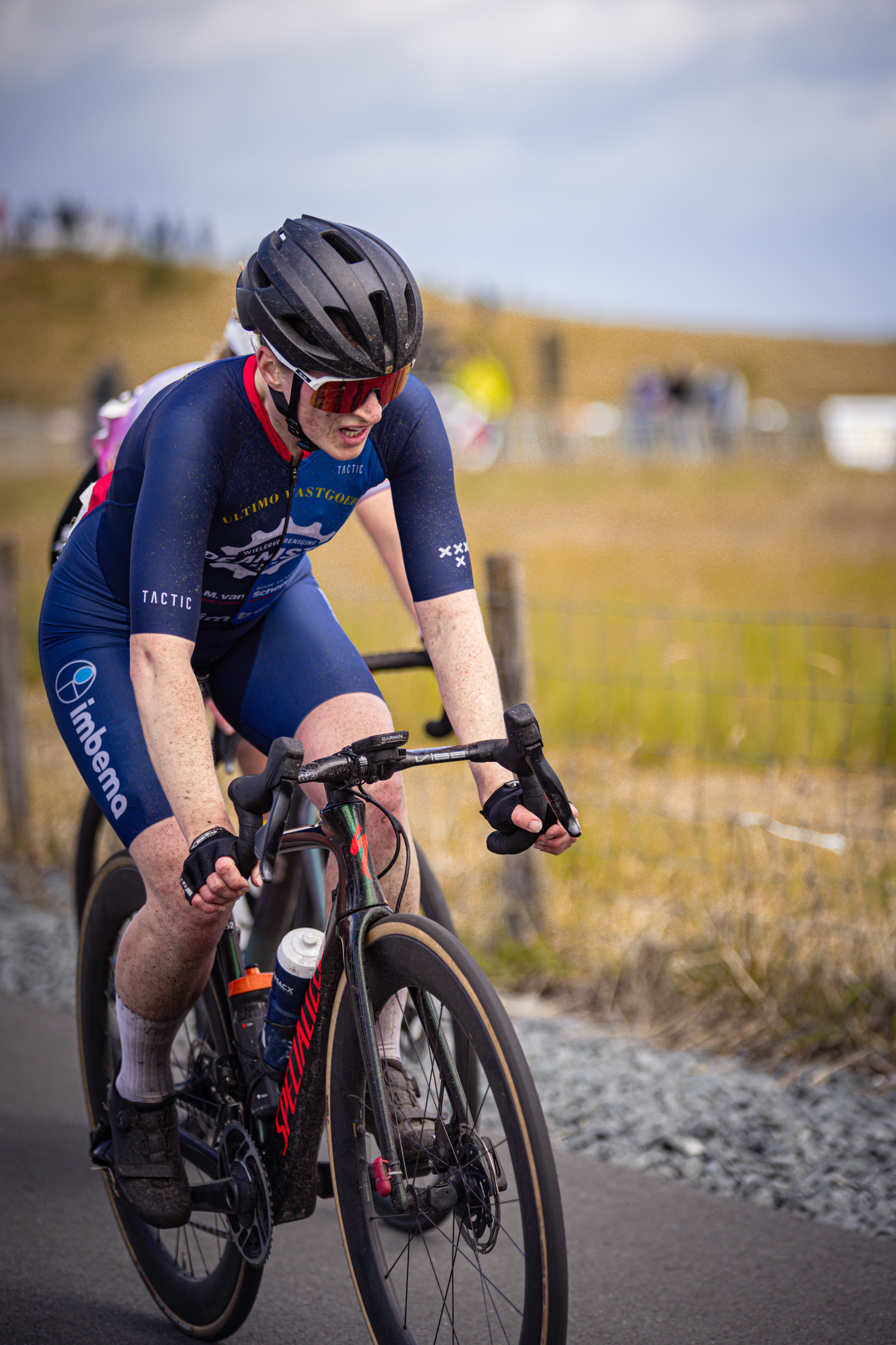 A person riding a bike with the words "Dames Elite ZC" on the chest.