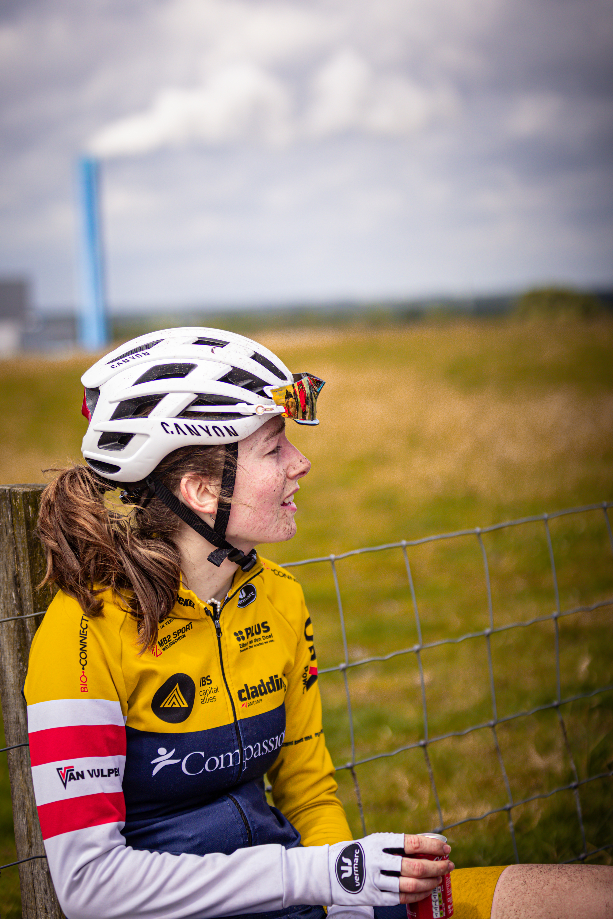 A woman is wearing a yellow shirt with the word "Kampioenschap" on it.