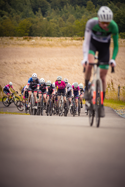 A photo of several cyclists with the word "wielrennen" in the corner.