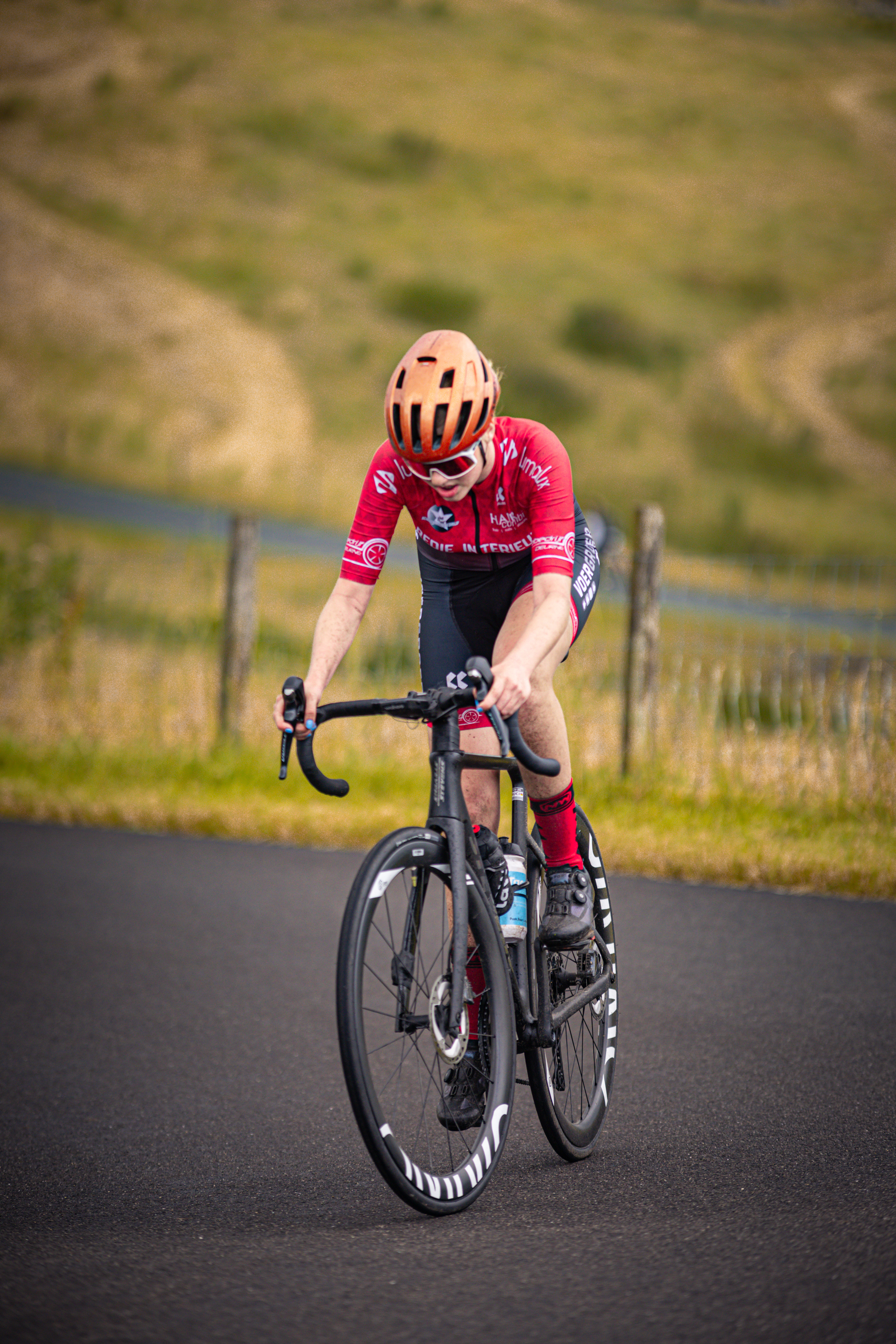 A woman is riding her bike in the Nederlands Kampioenschap Wielrennen.