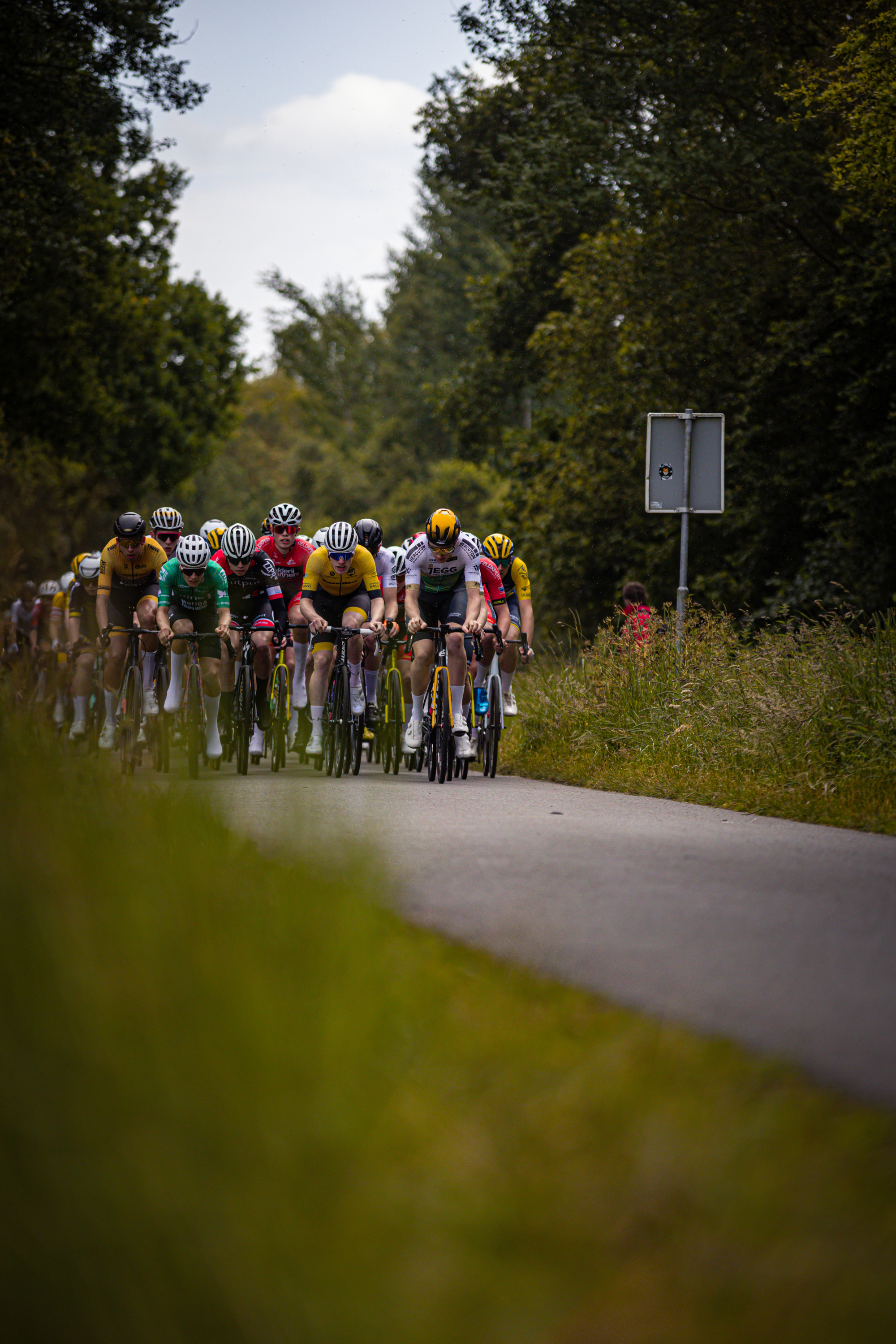 Junioren Mannen participating in Nederlands Kampioenschap 2024 on a bike race.