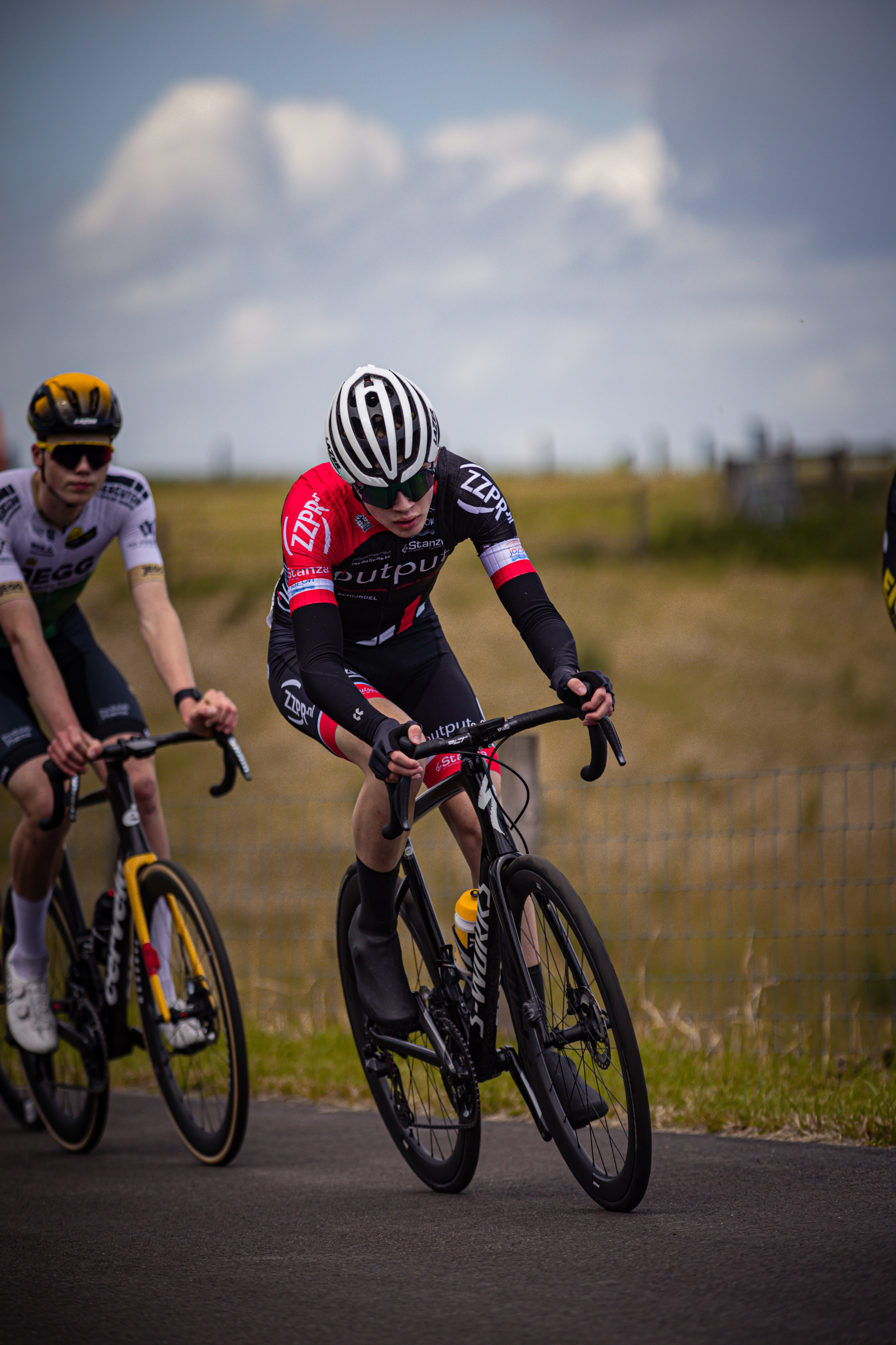 Two athletes participating in the Nederlands Kampioenschap Wielrennen.