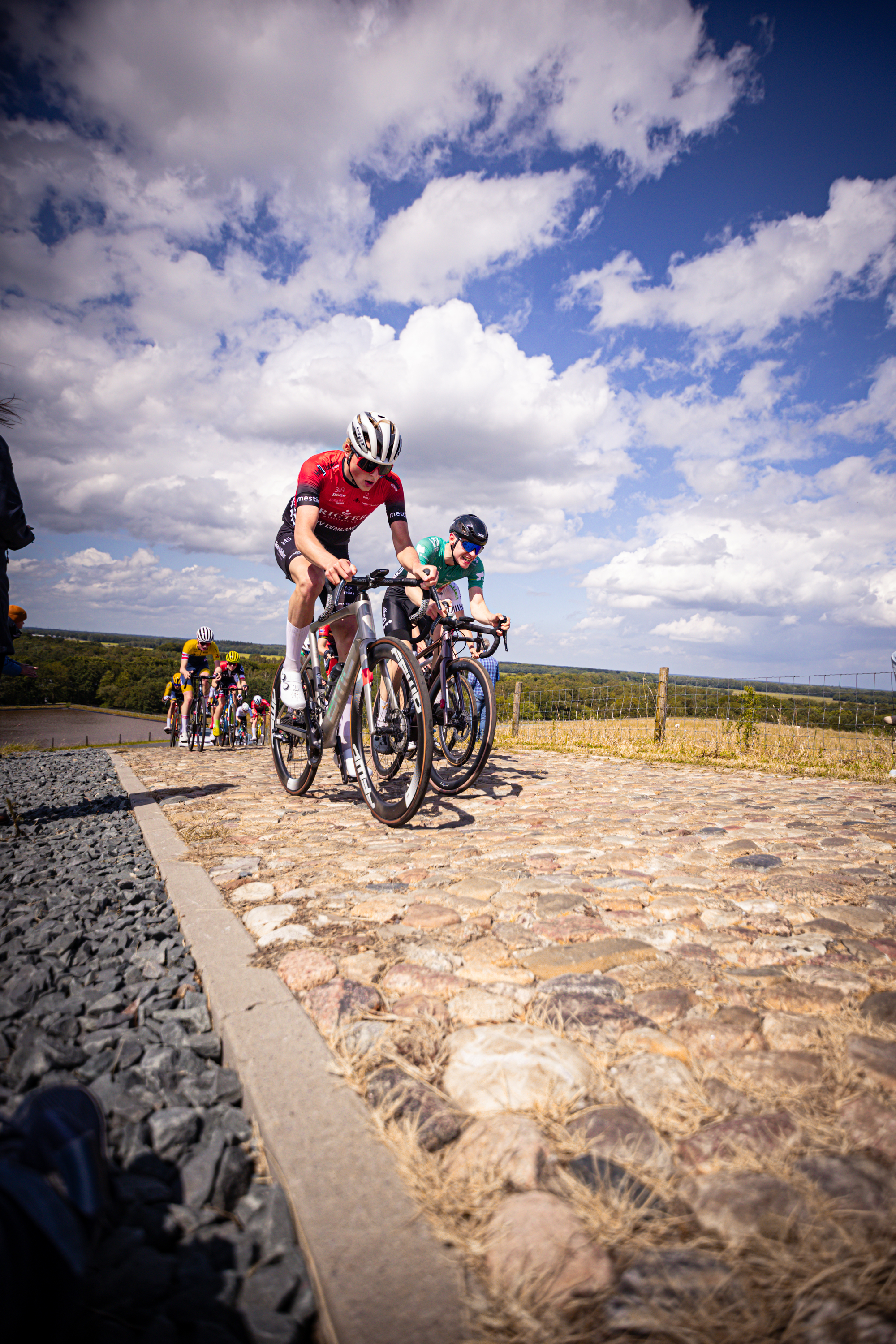 Bicyclists on a track at the Nederlands Kampioenschap.