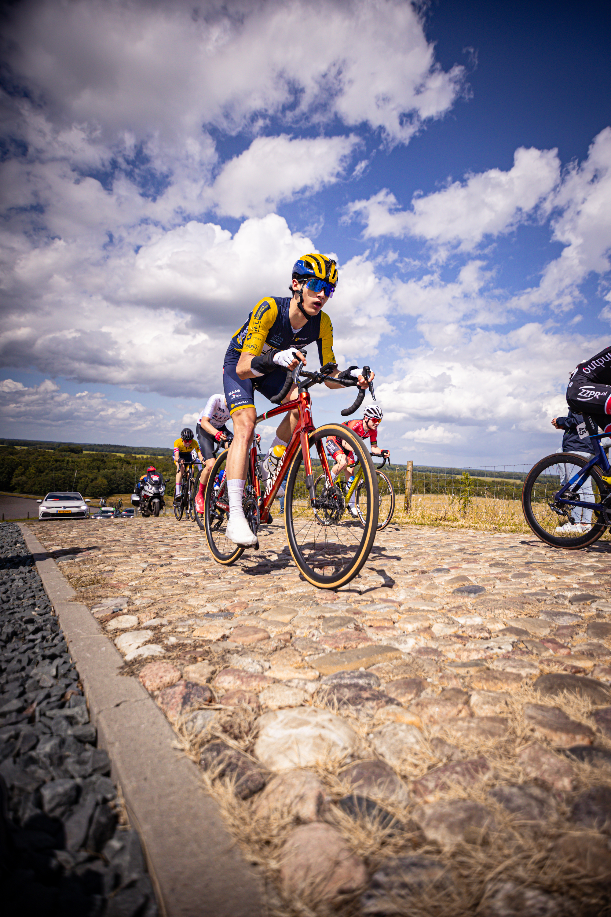 Several cyclists are participating in the Nederlands Kampioenschap.