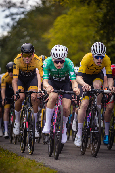 A group of cyclists participating in the Nederlands Kampioenschap race.