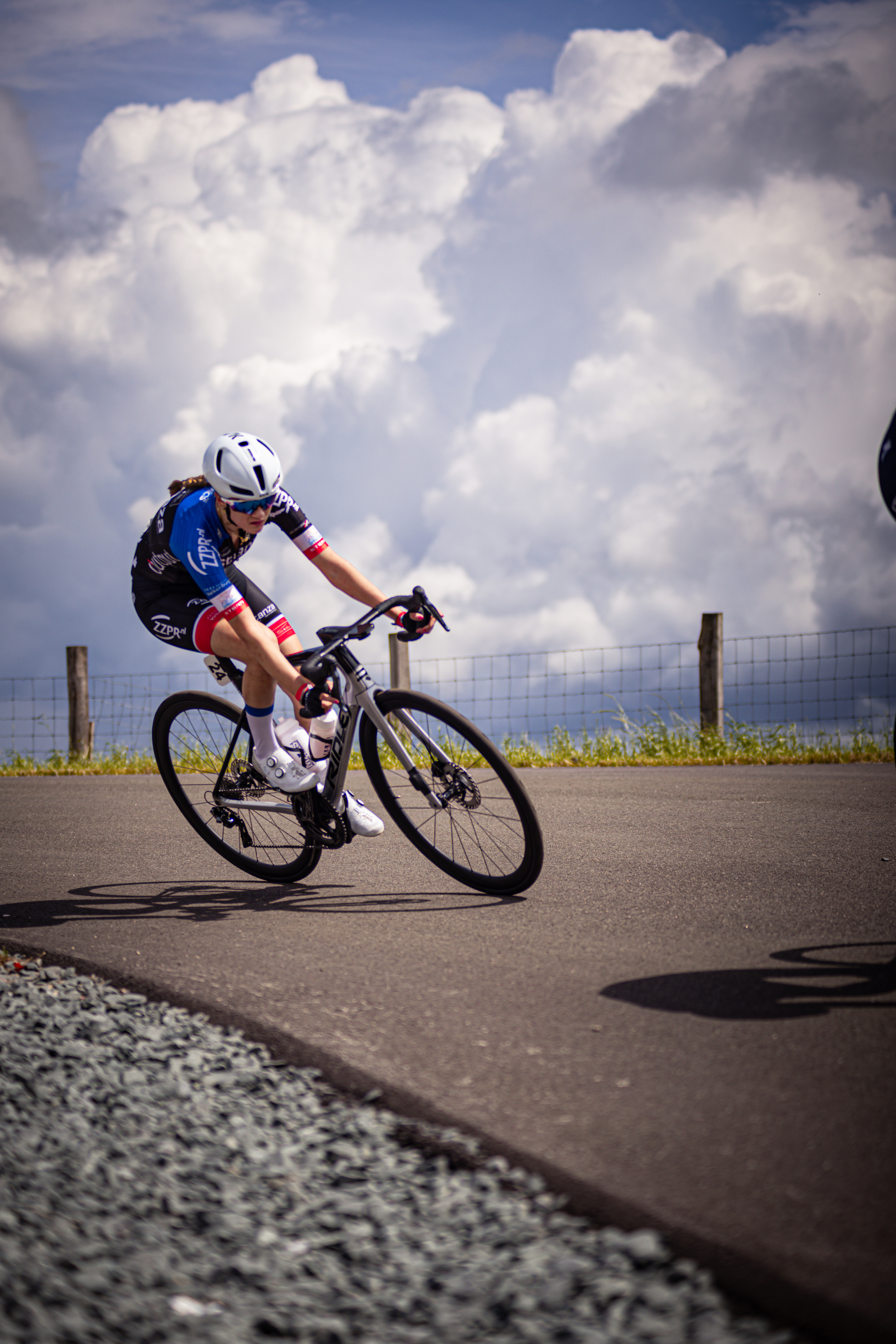 A man on a bike with the words "Junioren Dames" across his chest.