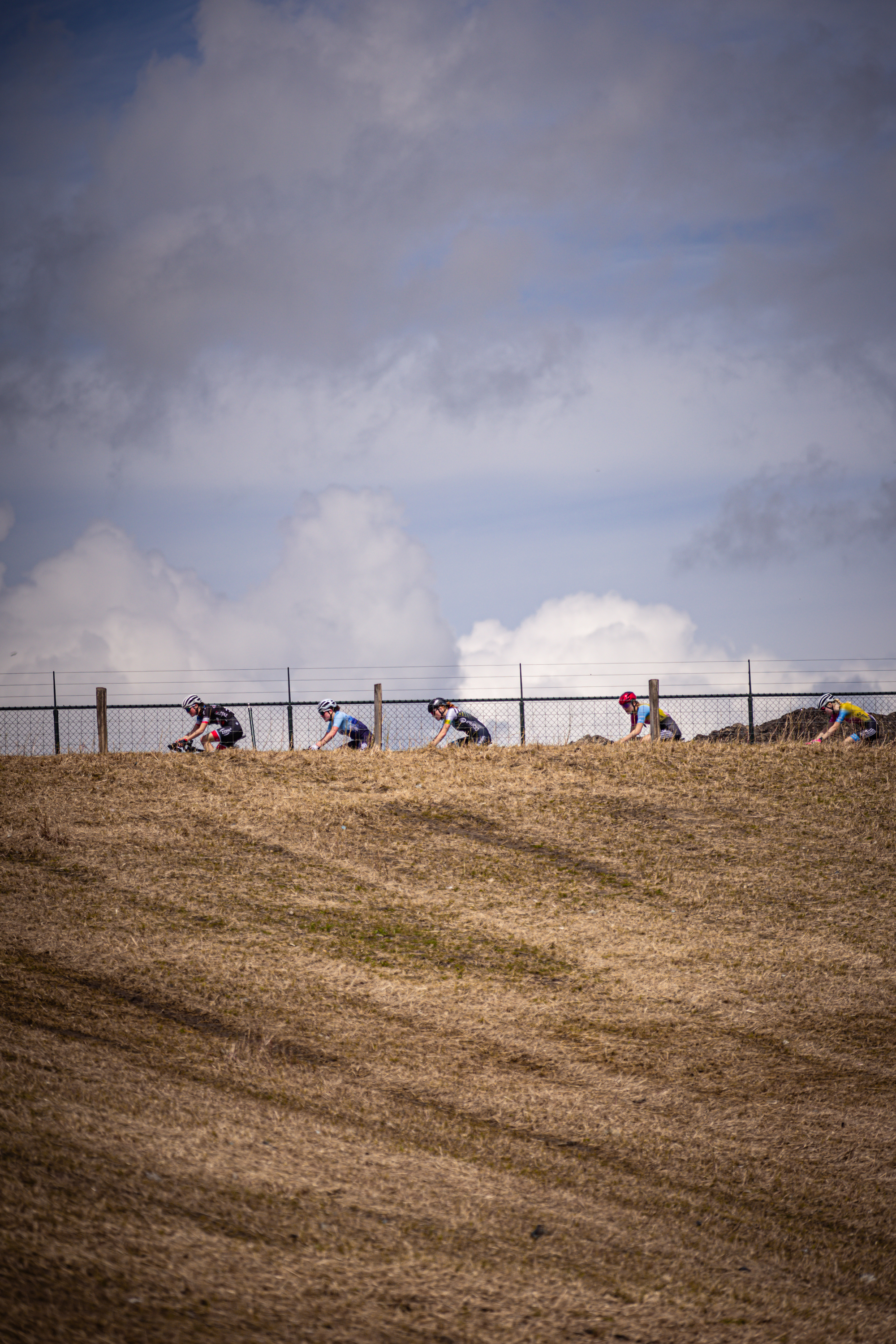 Junioren Dames race going down a hill on their bikes.