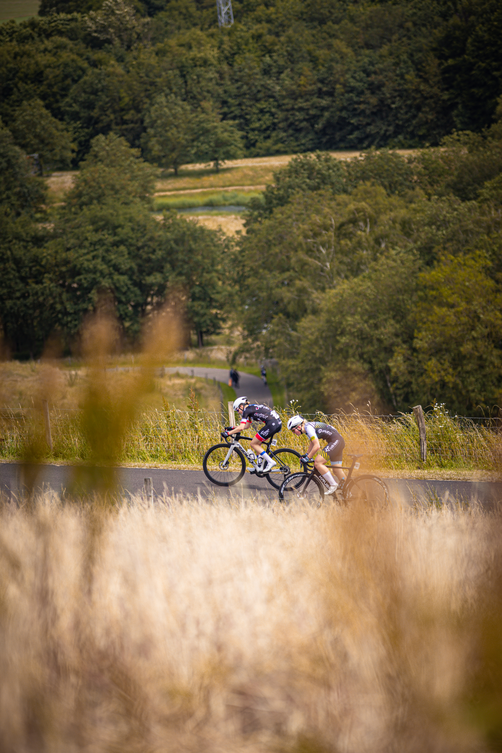 De afstand was 50 kilometer lang en deze fietsers stonden op de eindpunten. Ze hadden hard gewerkt om hun doelen te bereiken.