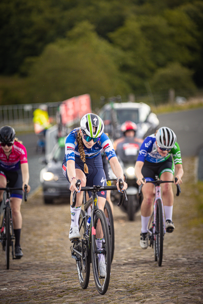 Junioren Dames racing on the track with 2 other women.