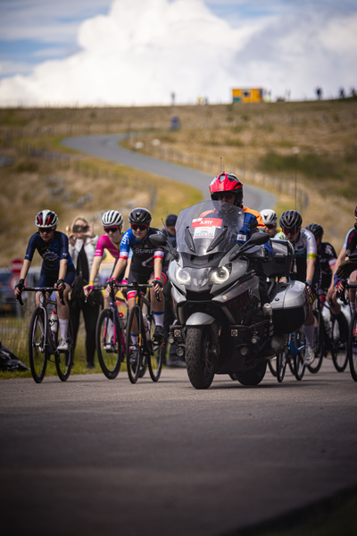 Junioren Dames race in the Netherlands, where people are riding bicycles down a hill.