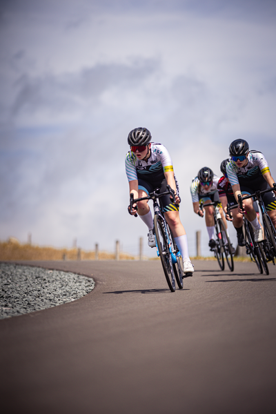 Junioren Dames race, people riding bikes on a road.