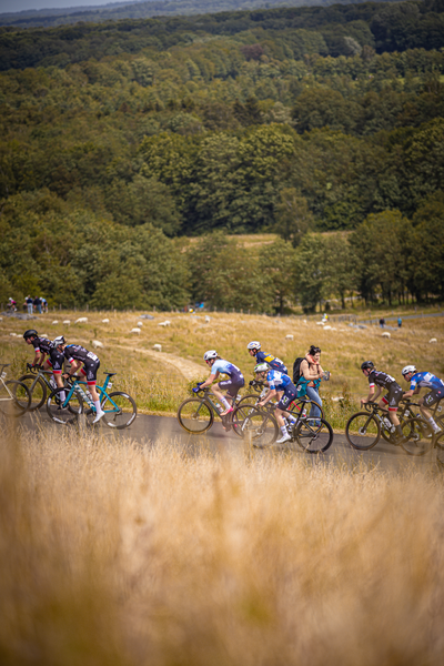 Junioren Dames are participating in a cycling race.