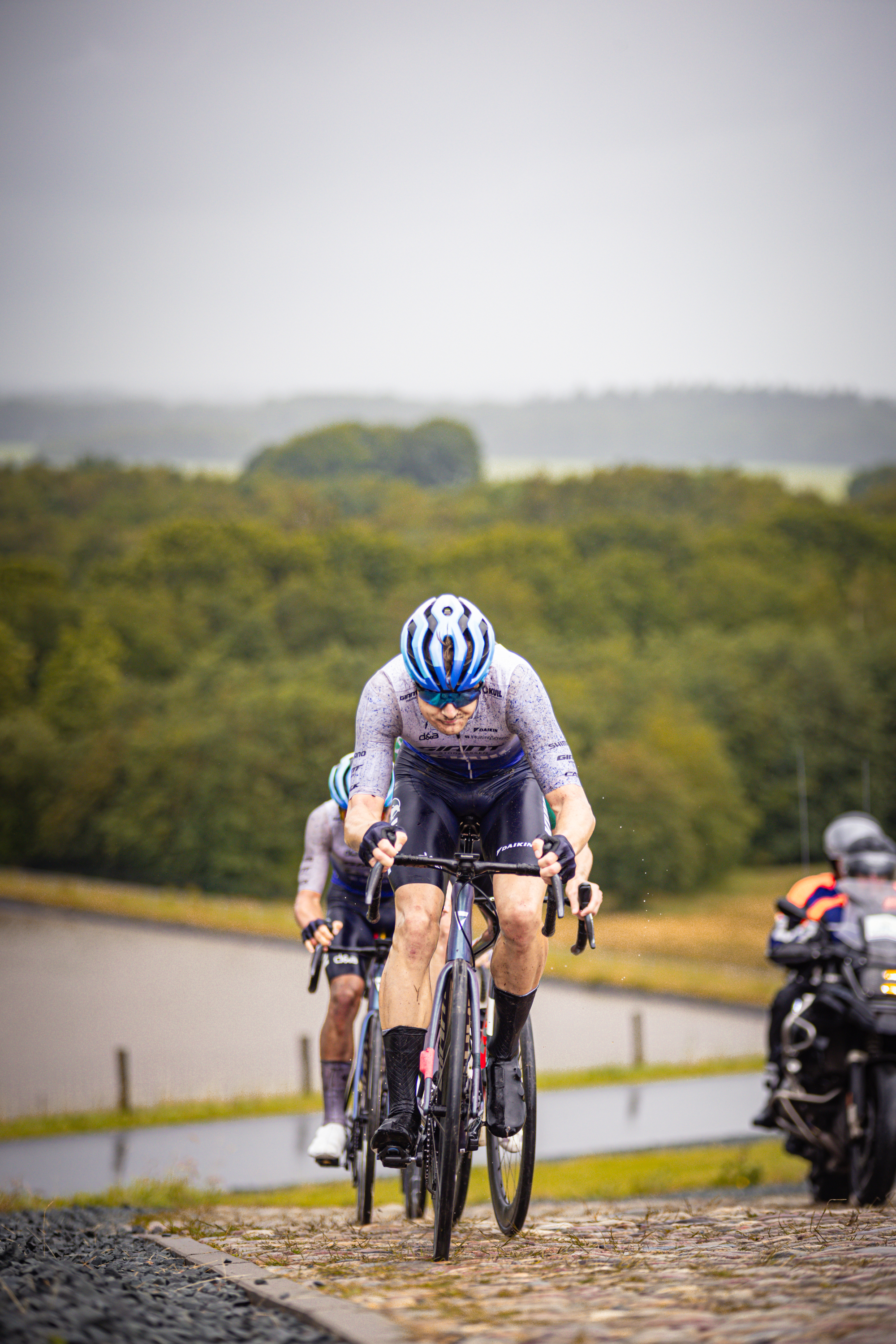 The cyclists are taking part in the Dutch Championship for Men's Elite ZC.