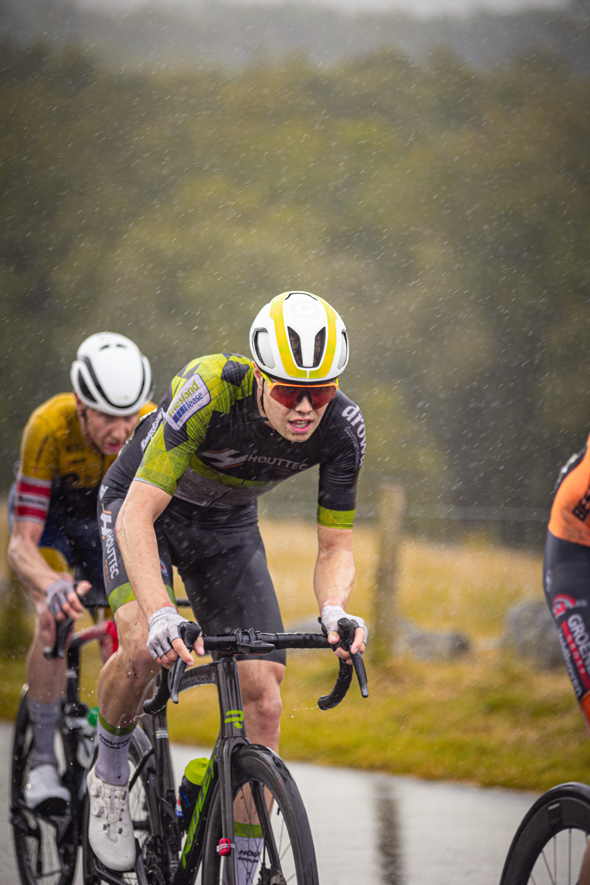 Two cyclists are participating in the Nederlands Kampioenschap.