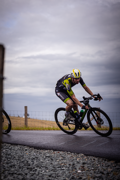 A cyclist in a yellow helmet is riding a bicycle during the Nederlands Kampioenschap Wielrennen Mannen Elite ZC.