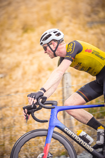 A man on a bicycle at the Nederlands Kampioenschap Wielrennen.