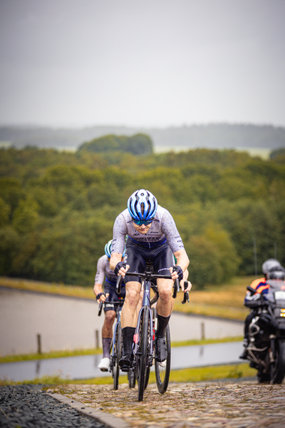 The cyclists are taking part in the Dutch Championship for Men's Elite ZC.