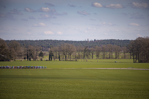 A group of cyclists are riding on a dirt track in Ster van Zwolle.