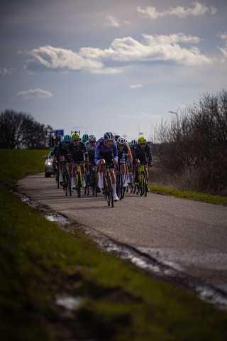 The cyclists participating in the Wielrennen event are wearing colorful jerseys.