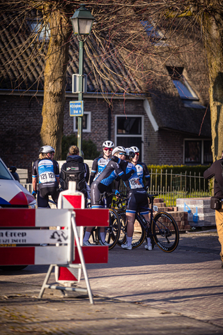 A group of bicyclists are lined up to compete in the 2024 Wielrennen Drentse event.