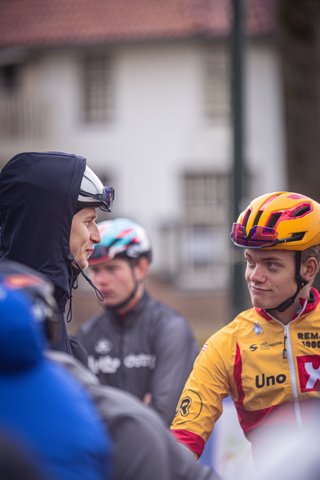 A group of cyclists gather in front of a crowd at the Wielrennen Olympias Tour Stage 4.