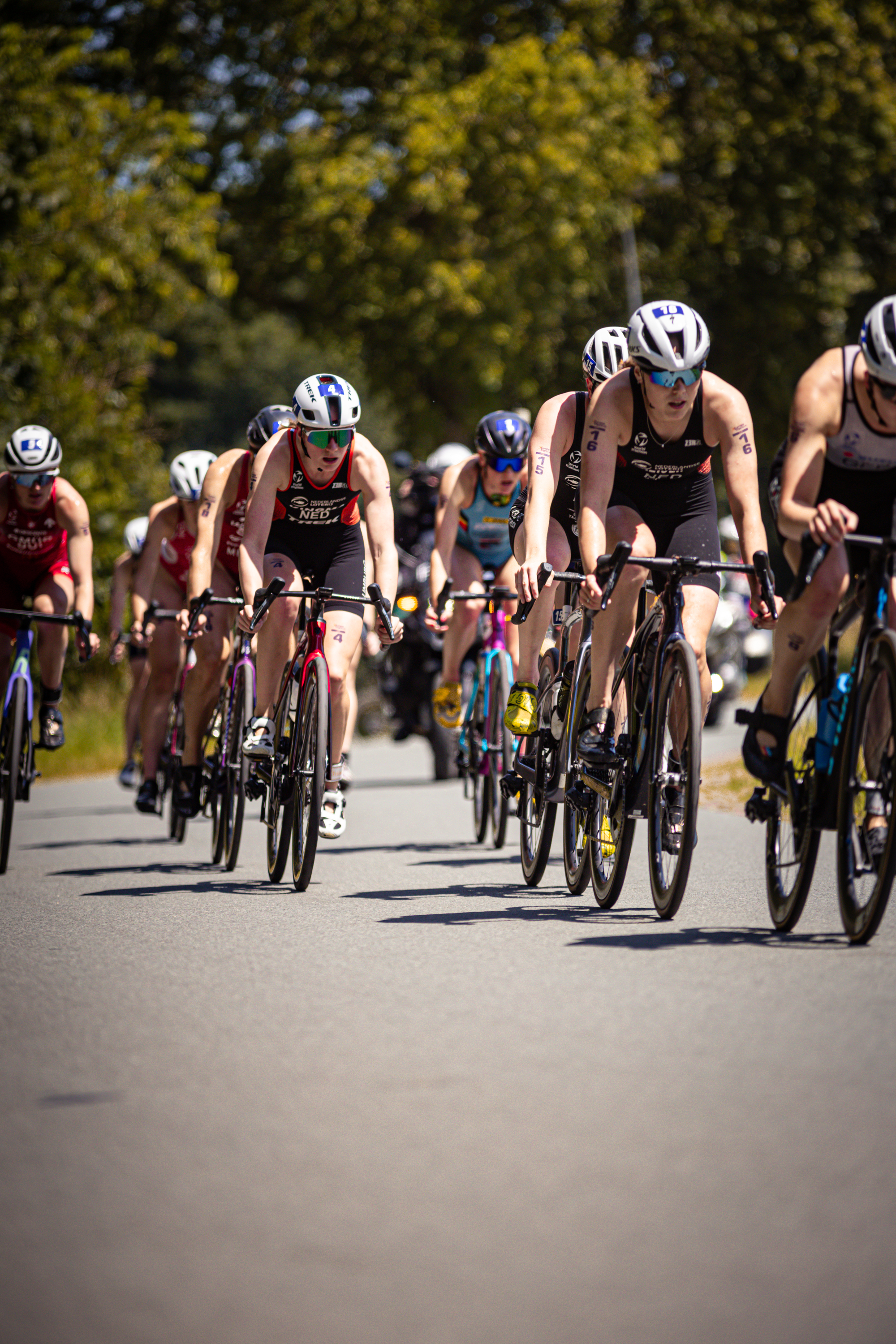 ETU Elite Dames athletes are participating in a triathlon race.