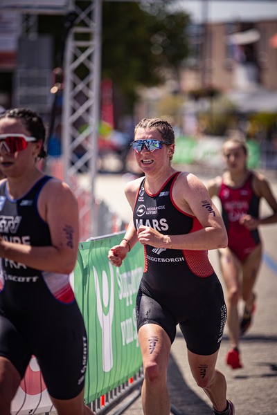 Several women compete in a marathon, with the words "ETU - Elite Dames" on their jerseys.