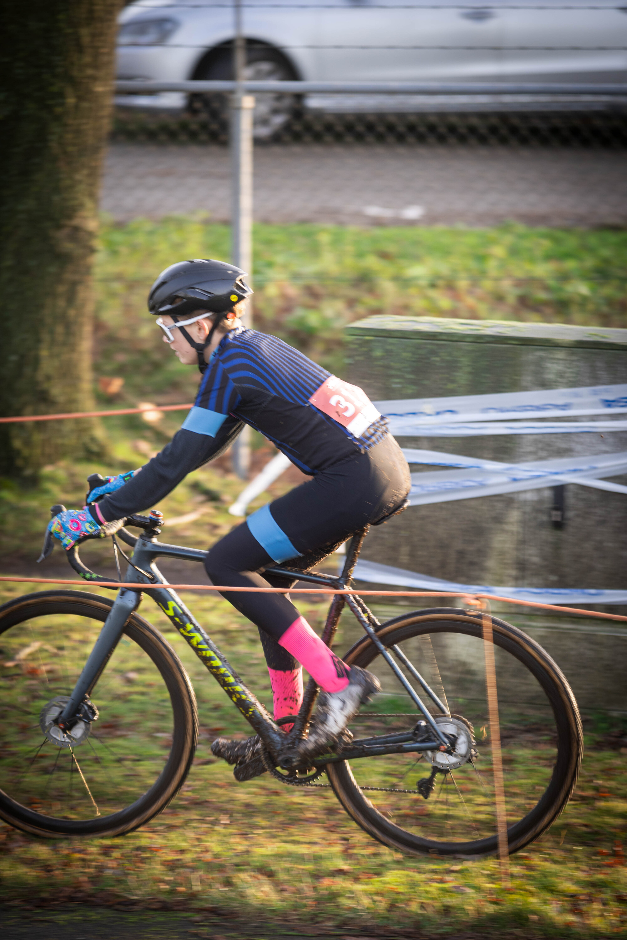 Jeugd 3 races in a cyclocross race with their bike.