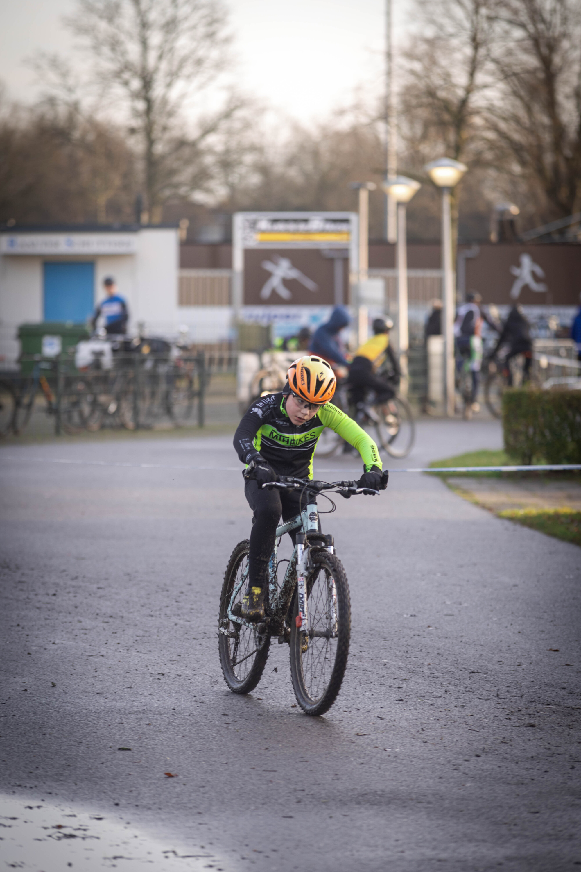 A young boy on a bicycle at the GO Raalte cyclocross.