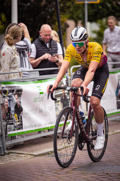 A cyclist riding a red and black bicycle in the Midden Brabant Poort Omloop.