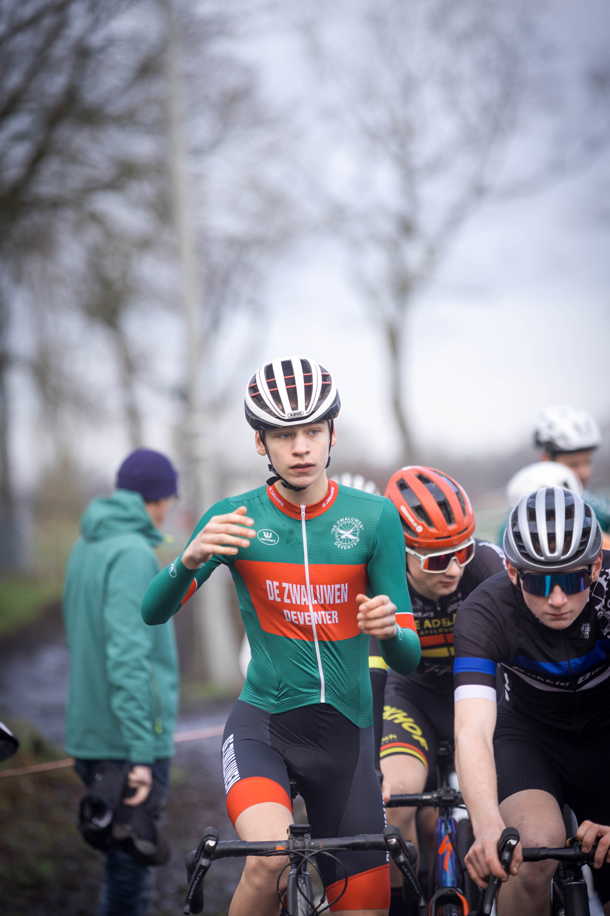 A group of cyclists are wearing a uniform shirt that says "Gow Raalte 2023" on it.