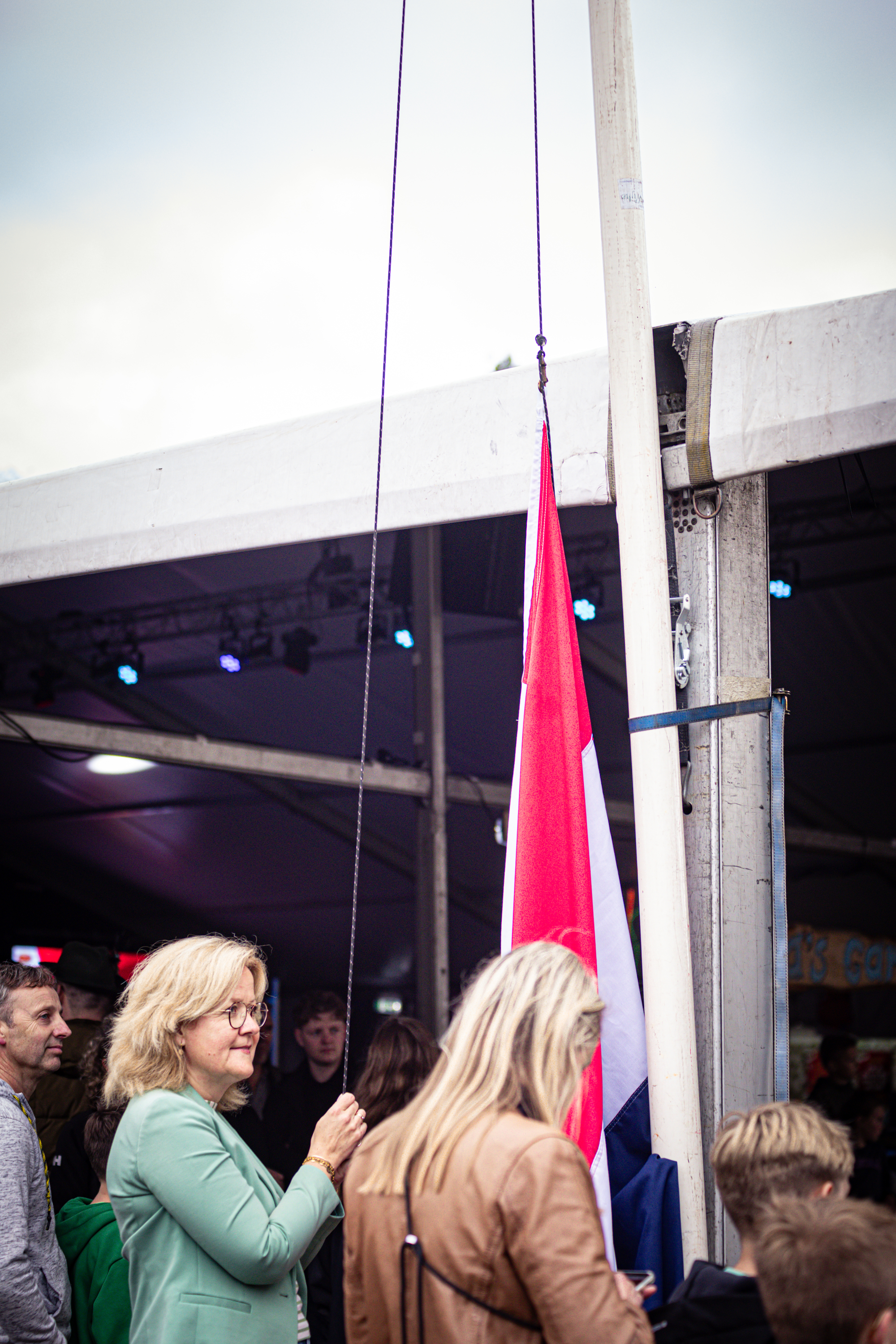 Kermis Boerhaar, Amicitia is a celebration with people gathered around flags.