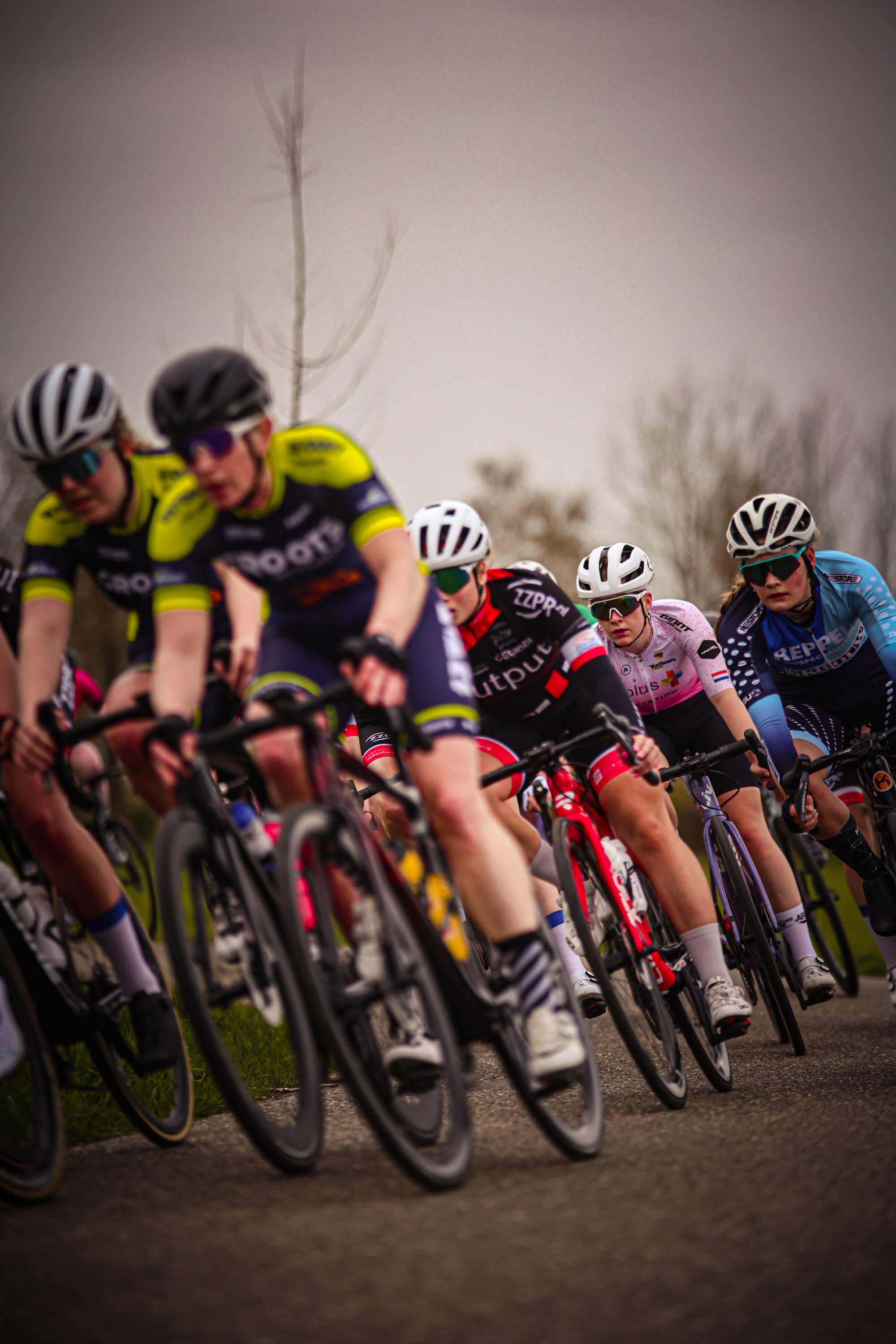 A group of women are racing on bicycles in the Ronde Van de Lichtmis.