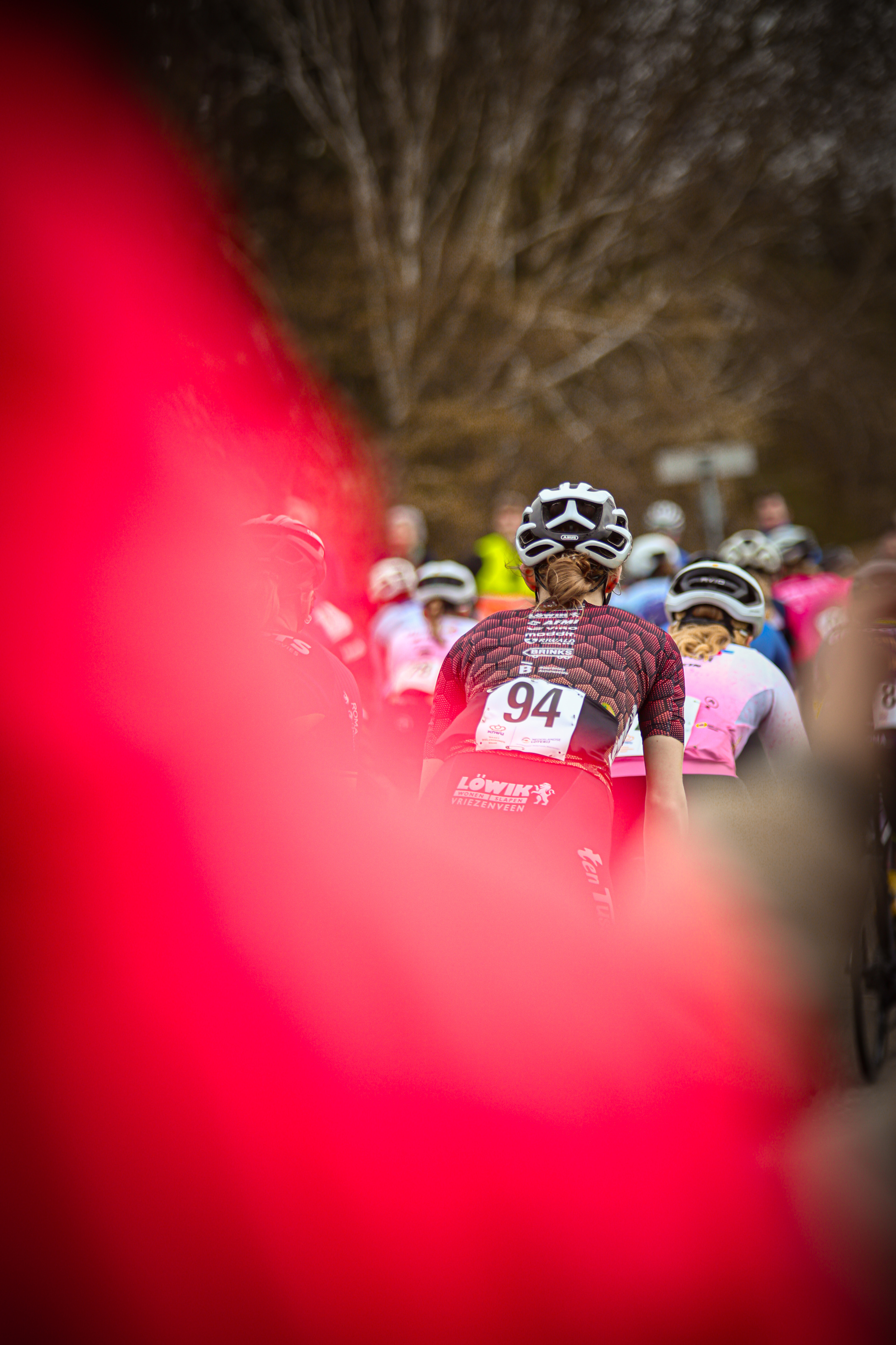 A group of cyclists are competing in the Ronde van de Lichtmis event.