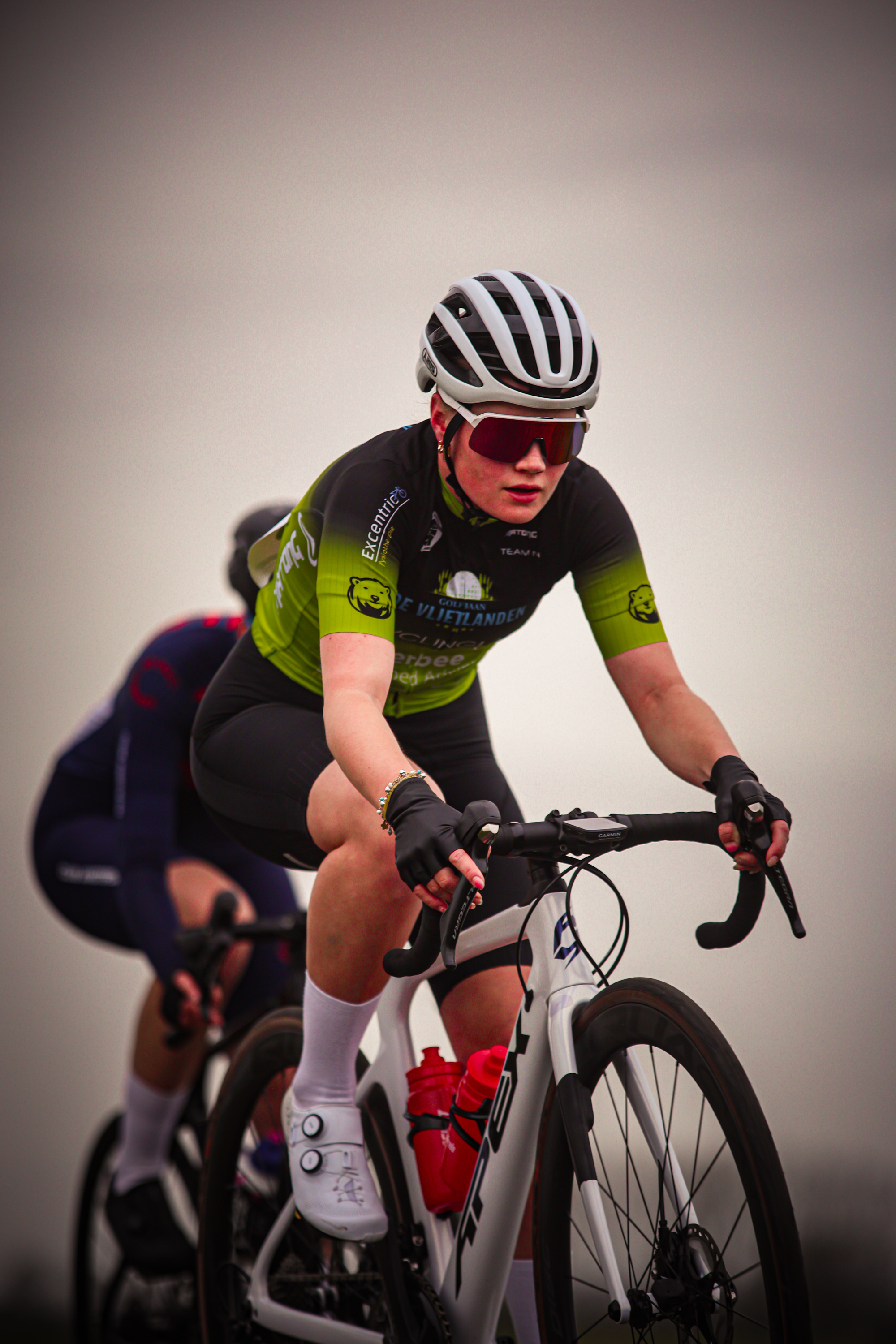 A woman is riding a bike in the Ronde van de Lichtmis.