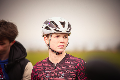 A young person wearing a helmet and a shirt with the word "Lichtmis" printed on it.