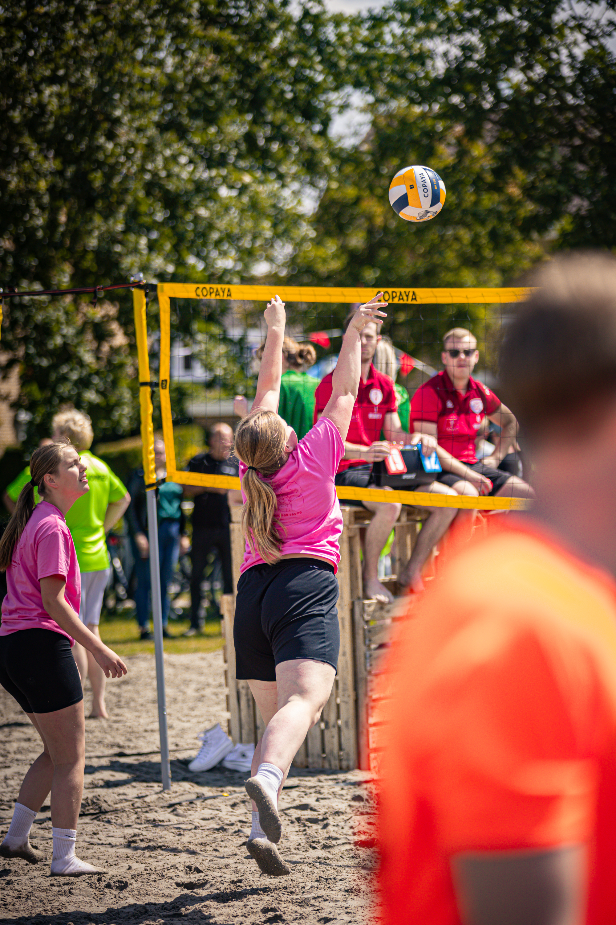 Boerhaar Kermis Beach Volleybal Players in red and pink.