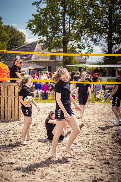 People playing volleyball on a beach. The photo is taken at the Kermis Boerhaar event.