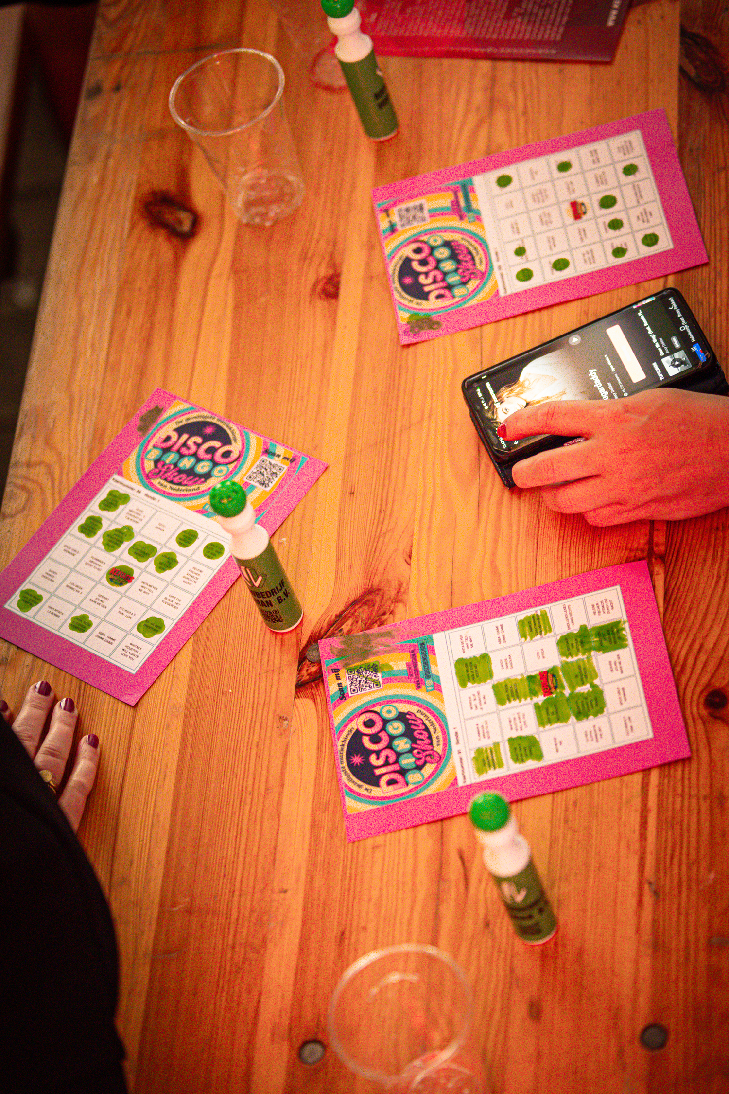 A person is playing a game that has the letters KLM, along with other letters and numbers.