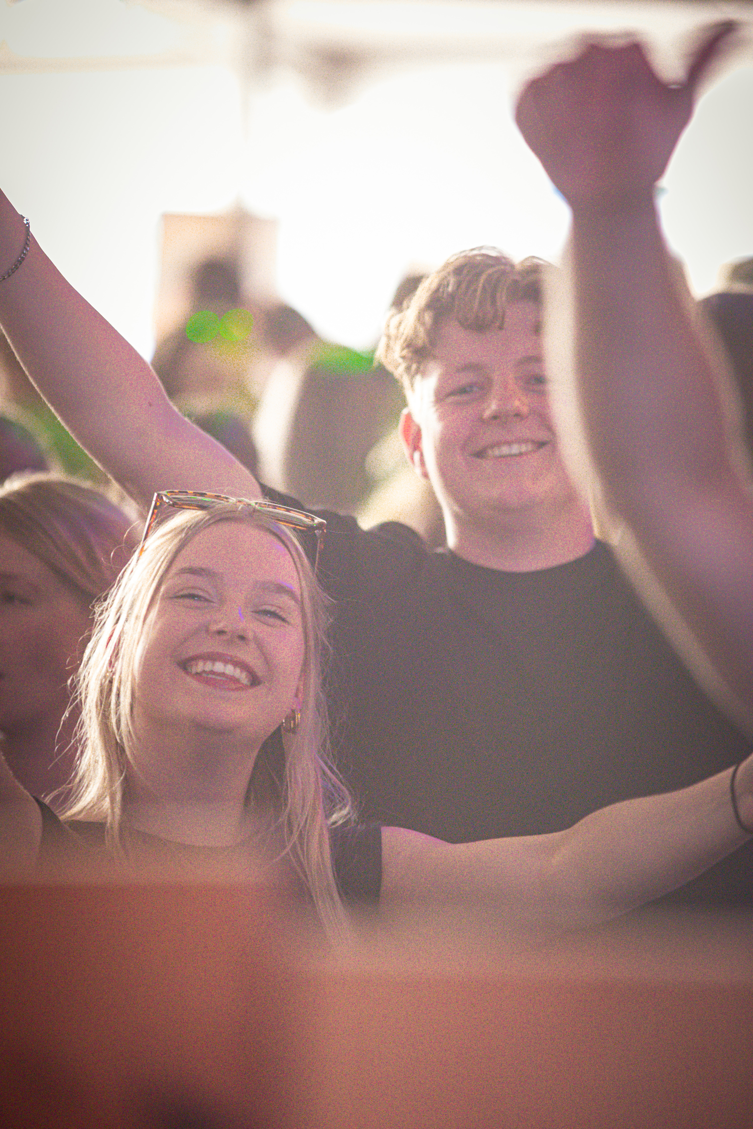 A girl is holding a drink in her hand at Kermis Boerhaar.