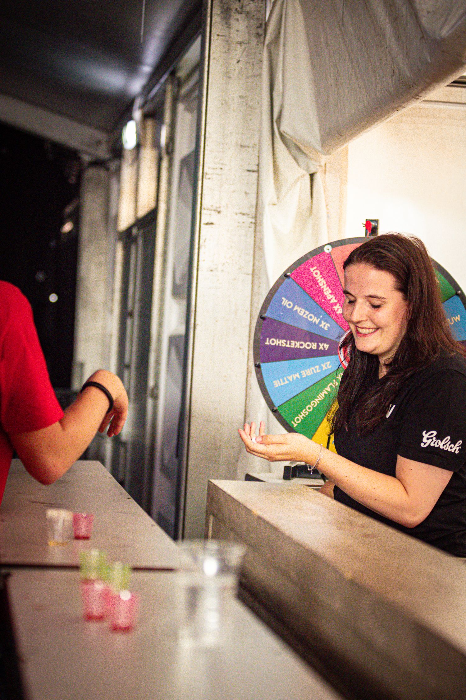 Two women are playing a game with colored pins at the Middag & Avond event.