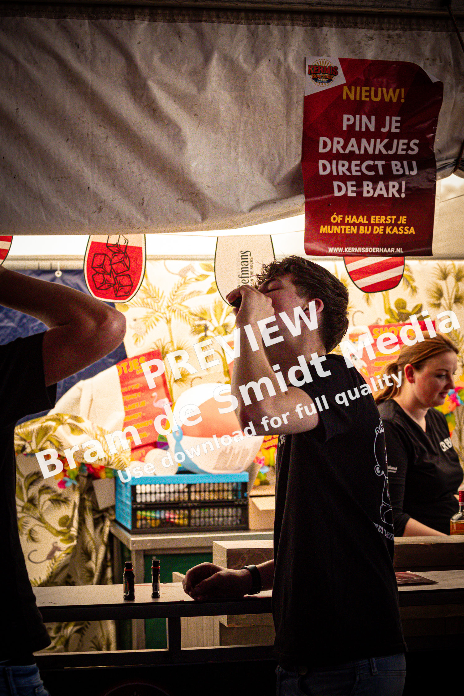 Kermis Boerhaar is having a "Middag & Avond" event at which people are enjoying food and drinks, including beer.