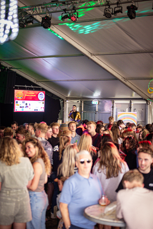 a group of people in a room with a sign saying 'boerhaar'.