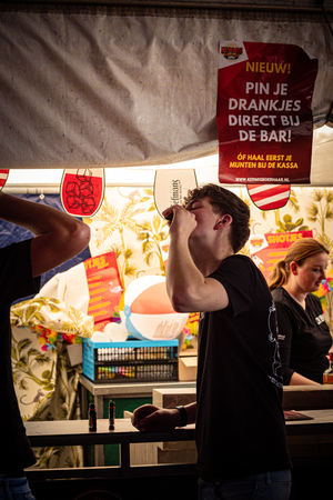 Kermis Boerhaar is having a "Middag & Avond" event at which people are enjoying food and drinks, including beer.