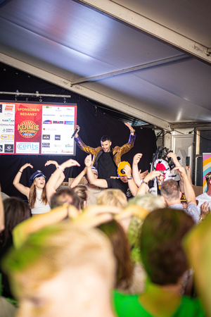 A group of people are celebrating at Kermis Boerhaar in Middag & Avond.