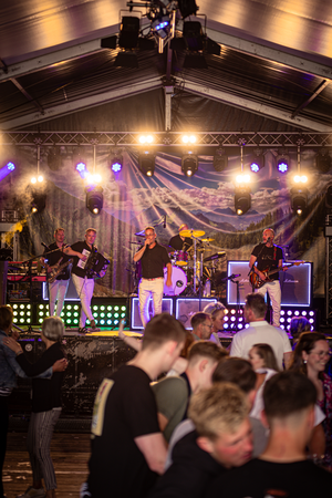 Kermis Boerhaar, Middag & avond, op een podium met 4 manen.