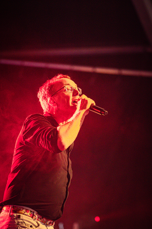 Kermis Boerhaar is an event with a man in the center singing into a microphone on stage.